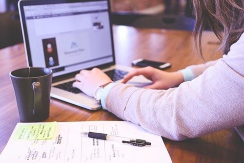 woman working on a laptop in a cafe