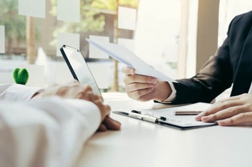 An employee having a meeting about a member of staff being late